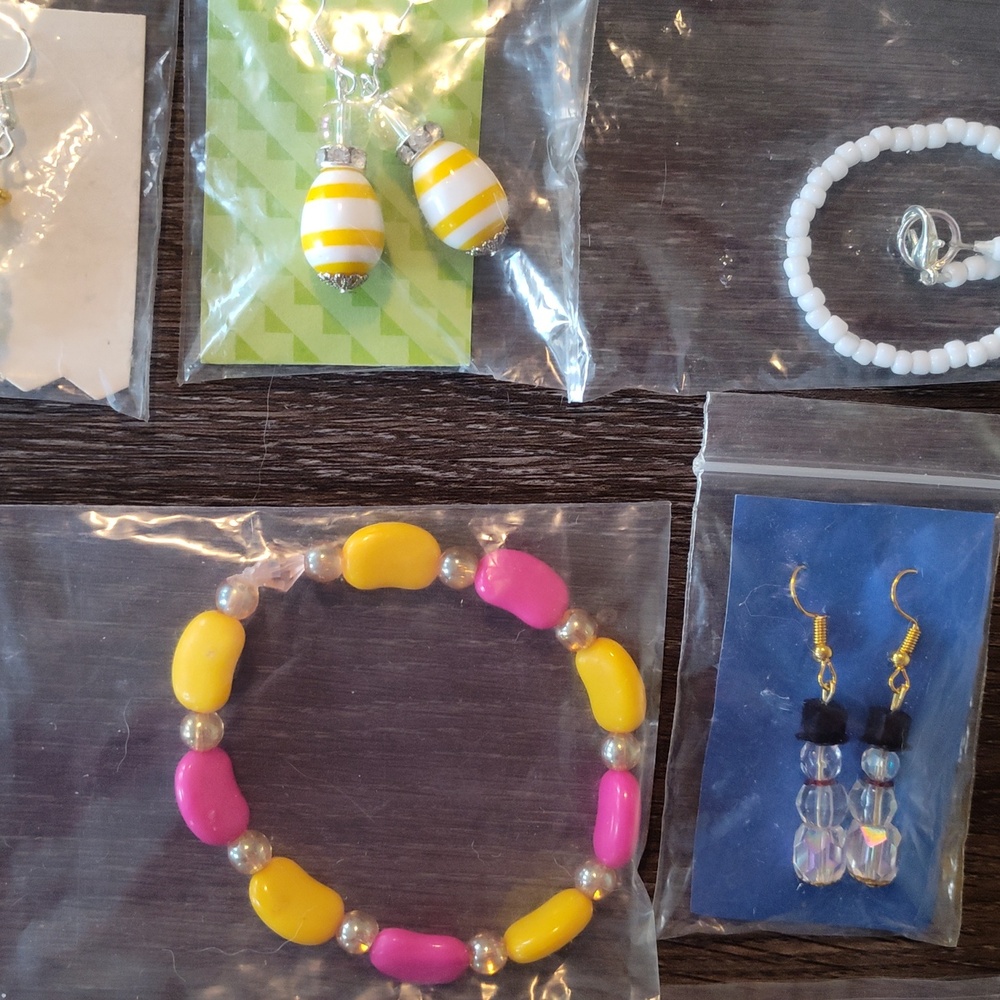 Never been Worn Costume Jewelry, Bundle of 26 Different Items - Picture 8 of 8